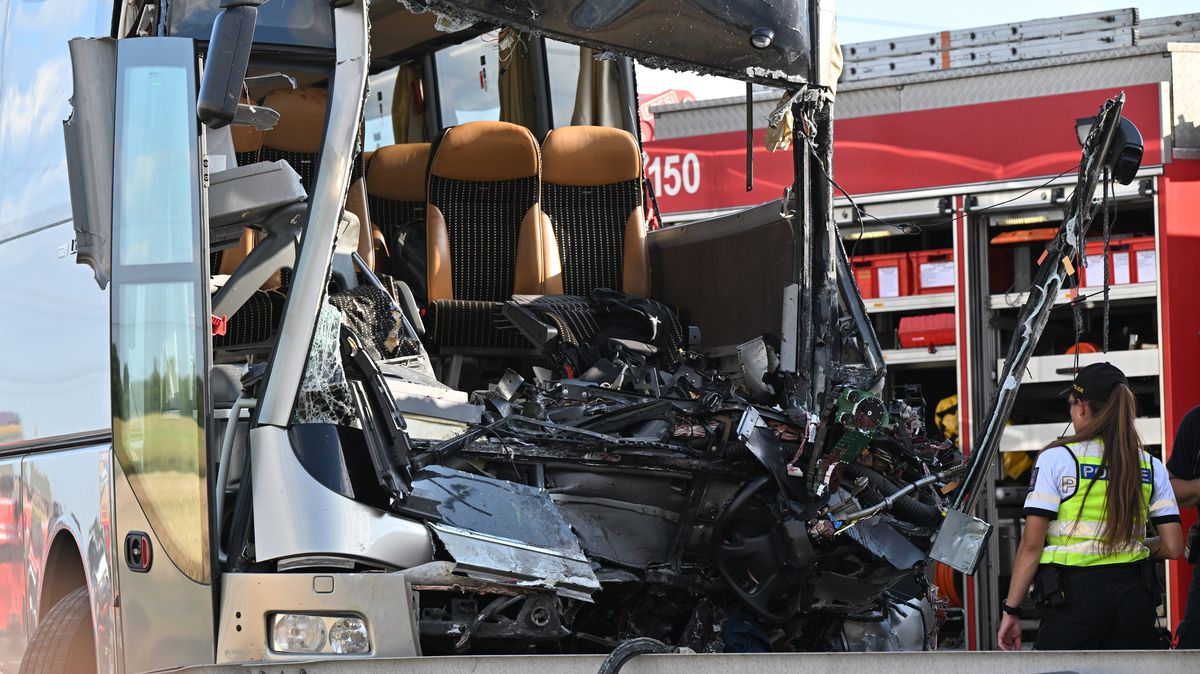 Nehoda dvou autobusů na dálnici u Brna. Jeden mrtvý a 76 zraněných